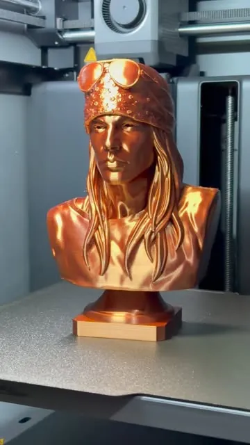 Busto cobre de un músico con pañuelo, recién impreso en 3D