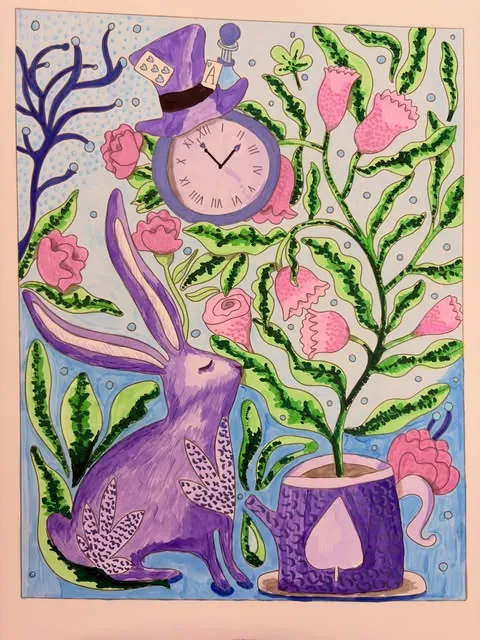 Conejo morado con un reloj de bolsillo entre flores