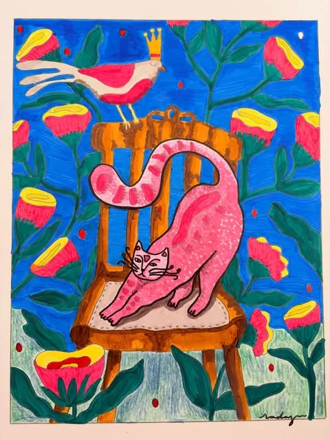 Gato rosado sobre una silla, con fondo azul y flores