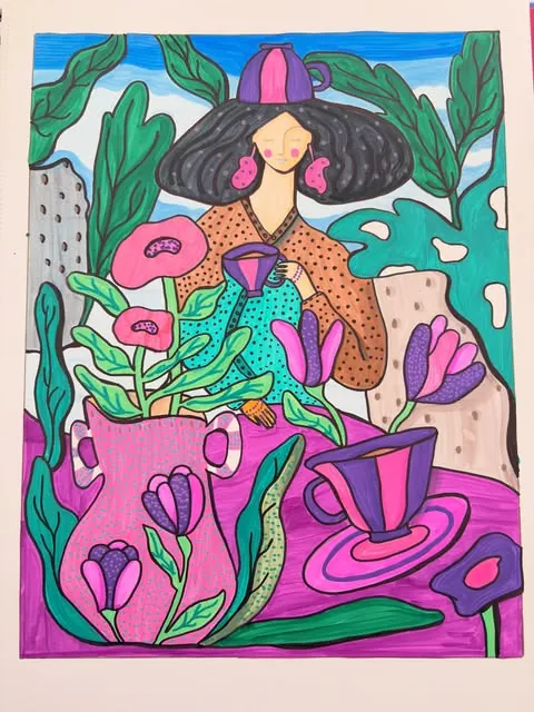 Mujer con el pelo negro entre plantas, en tonos rosados y verdes