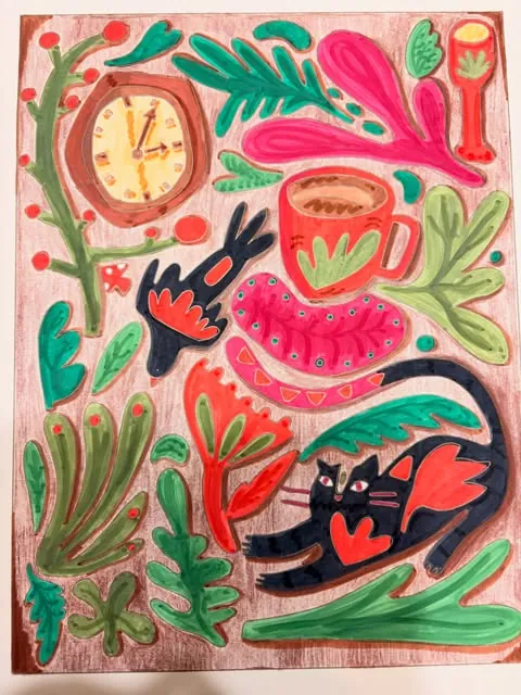 Gato negro, taza roja y reloj entre plantas verdes
