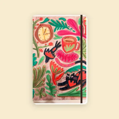 Journal de tapa dura con un gato negro, un reloj y plantas, diseño original de Maddy