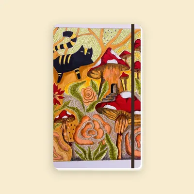Journal de tapa dura con un gato entre hongos, diseño original de Maddy
